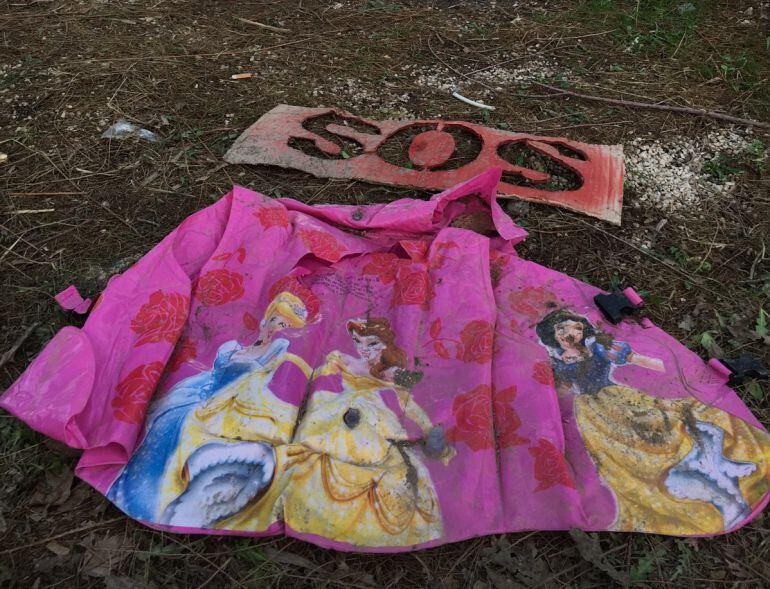 Un chaleco salvavidas de Disney junto un cartel de SOS