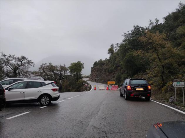 Corte de la carretera que une Benaocaz y Grazalema