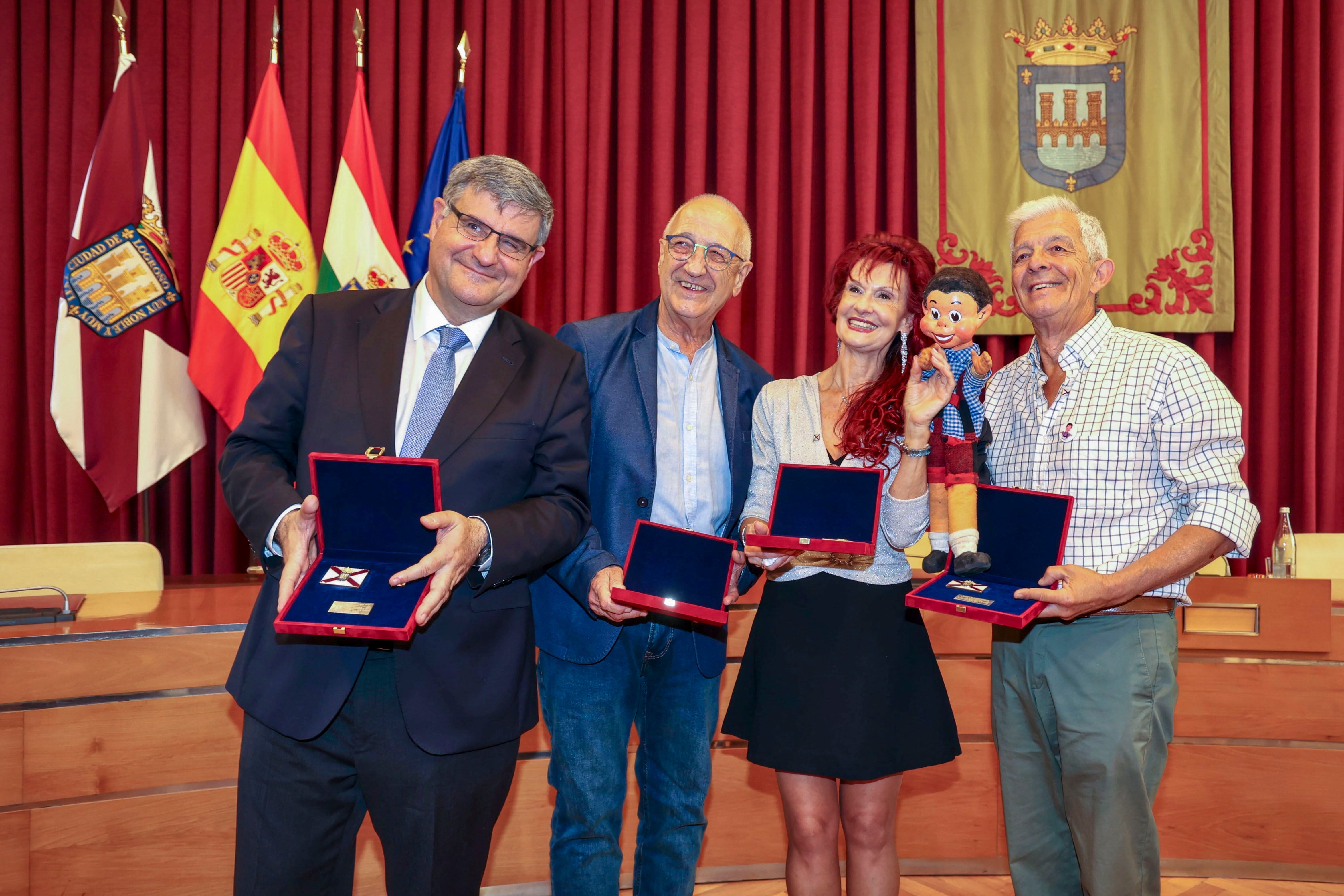 LOGROÑO 09/06/2025.- El director de la compañía de títeres Maese Villarejo, Juan Díez Quintero(d); el impulsor del Teatro Pobre del Instituto de Educación Secundaria (IES) La Laboral, Fernando Gil Torner(2iz); el jurista Rafael Domingo Oslé(iz) y la psicopedagogía María José Marrodán Gironés posan para la foto tras recibir las insignias de San Bernabé 2025, en el marco de las fiestas patronales de Logroño en honor a San Bernabé. EFE/Raquel Manzanares