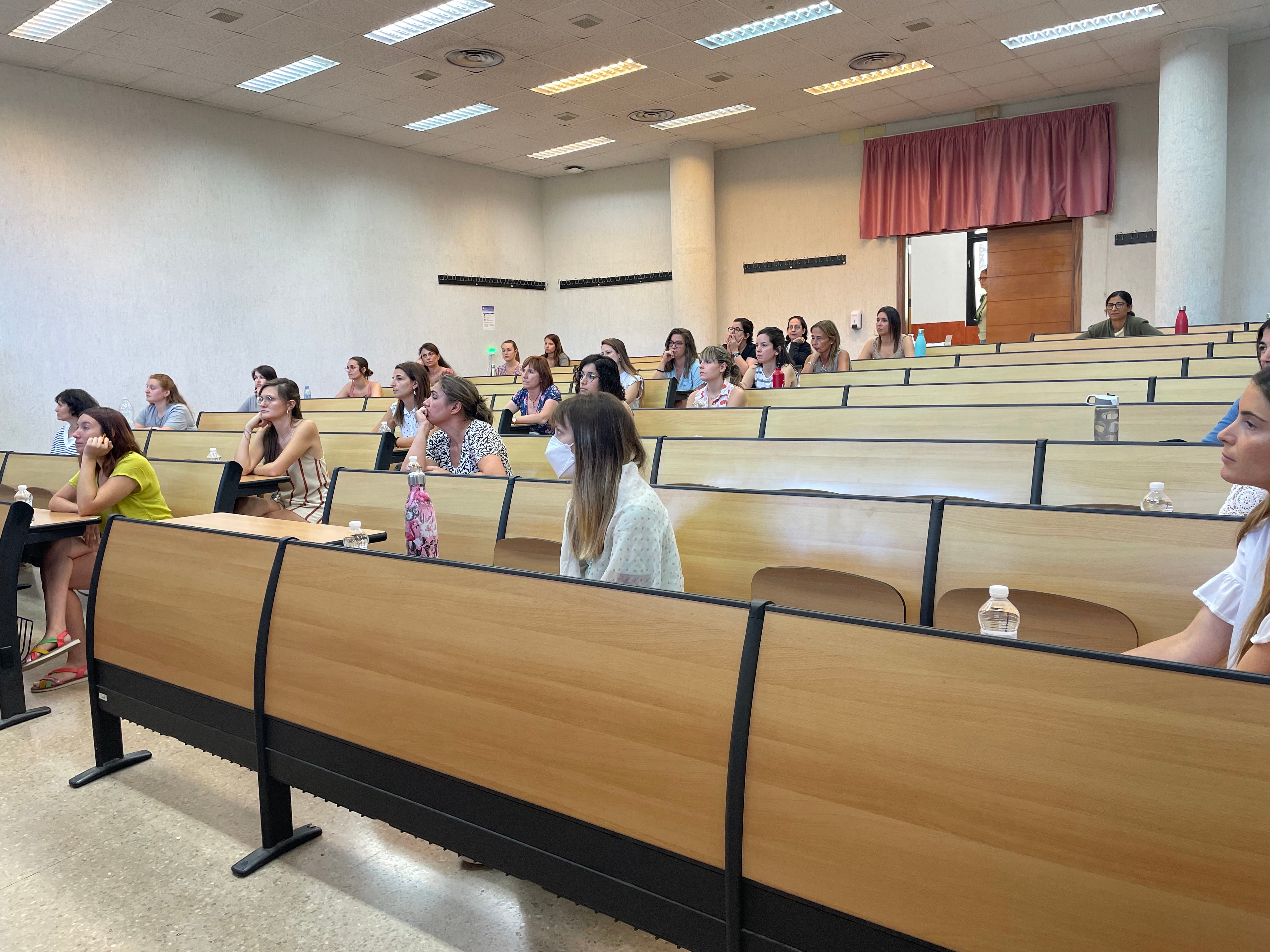 Alumnos esperan a comenzar el examen de oposición a docente.