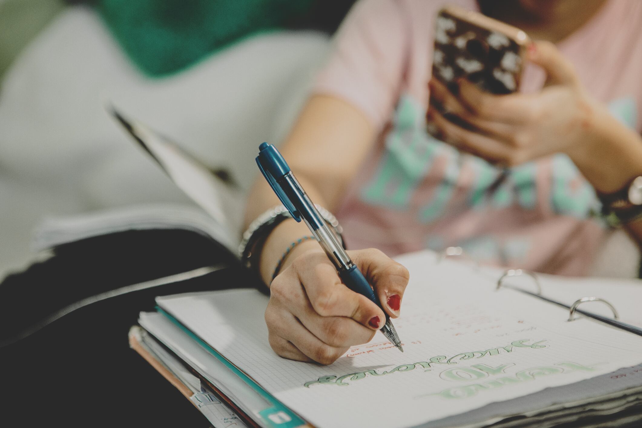 Un estudiante hace sus tareas