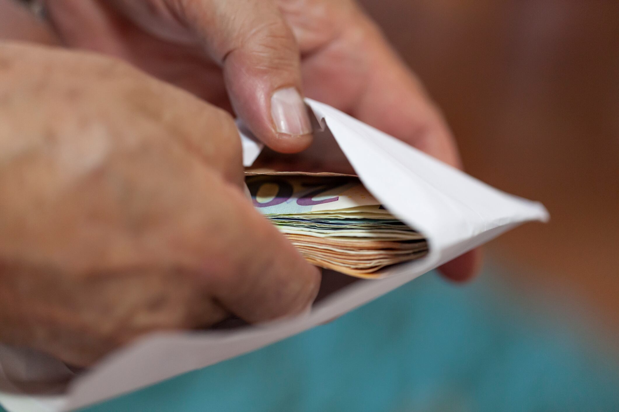 Los estafadores les invitaron a participar en operaciones de alta rentabilidad.