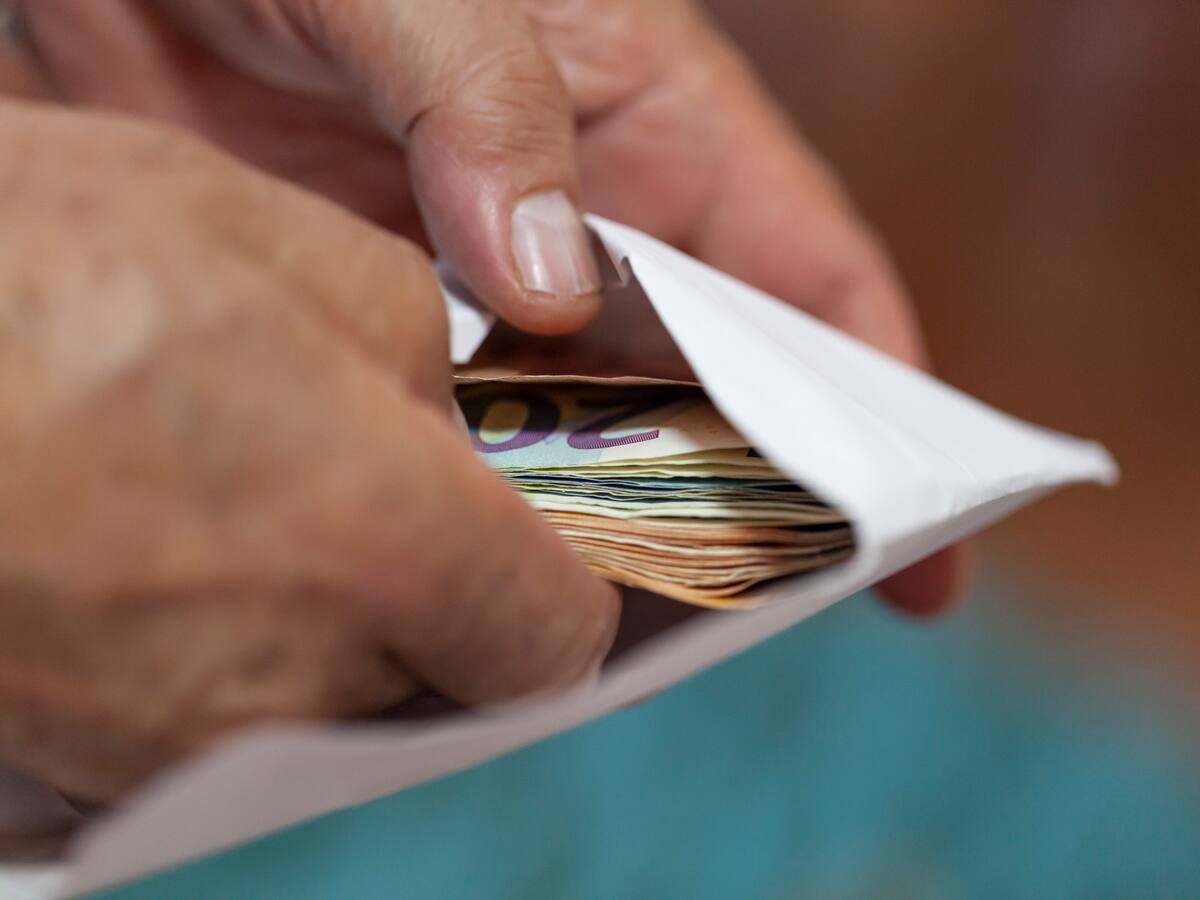 Juzgan a un hombre y una mujer por estafar económicamente a sus vecinos en Oliva