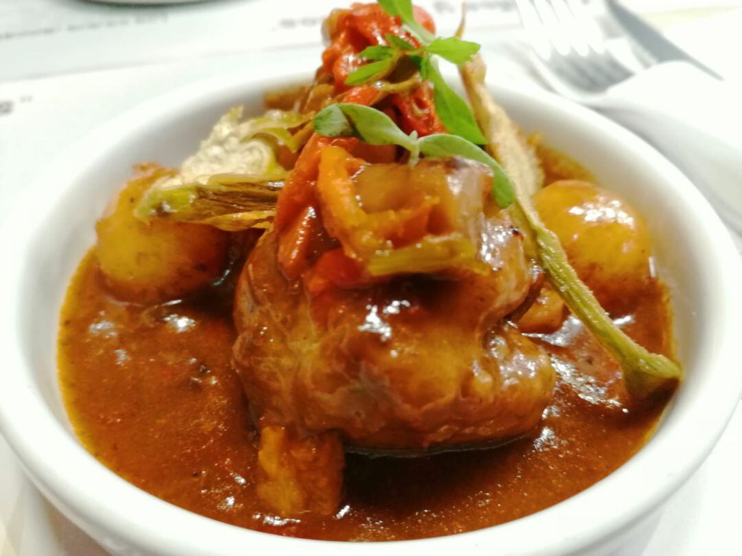 Albóndigas de cordero, alcachofas fritas y pimientos del cristal