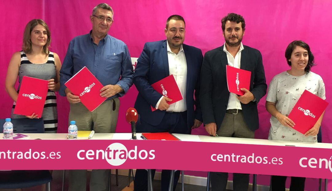 Representantes de Centrados en Segovia durante una reunión de la formación