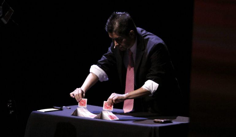 MEX27. PUEBLA (MÉXICO), 06/11/2014.- El mago mexicano Armando Vera participa en la VII edición del Festival &quot;Ciudad de las Ideas&quot; hoy, jueves 6 de noviembre de 2014, en Puebla (México). Vera, catalogado como el mejor artista de magia de acercamiento en el mundo, participa en este encuentro que reúne a 70 &quot;mentes brillantes&quot; en Puebla, y que se inició hoy con testimonios de paz, valor a la vida y pensamiento crítico, como agentes universales de cambio. EFE/Francisco Guasco