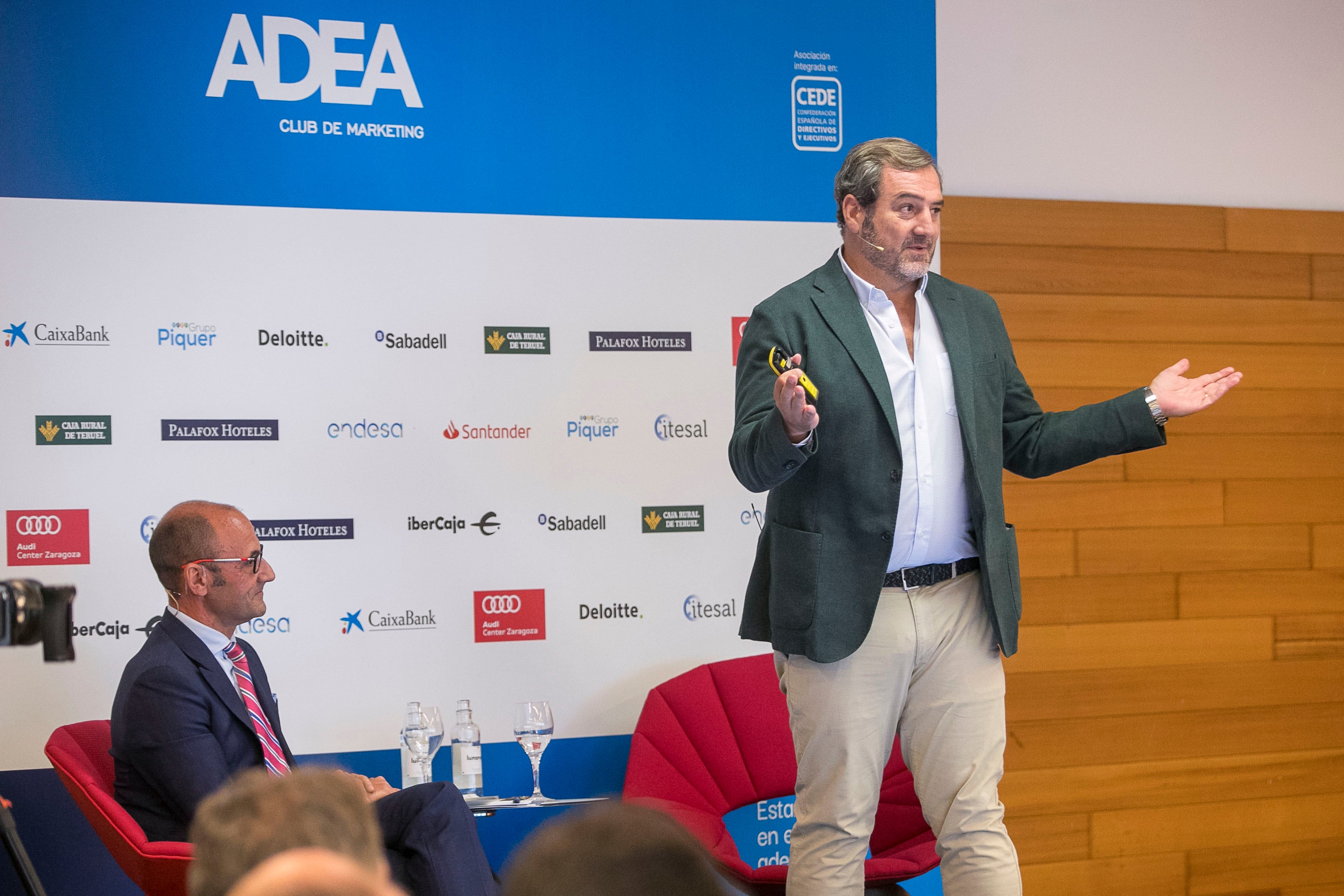 ZARAGOZA. 6/09/24.- El director general de LinkedIn España y Portugal, Ángel Sáenz de Cenzano (d), durante su participación en un foro con empresarios organizado por la Asociación de Directivos y Ejecutivos de Aragón (ADEA) hoy en Zaragoza junto a su presidente Fernando Rodrigo (i). EFE/Javier Cebollada
