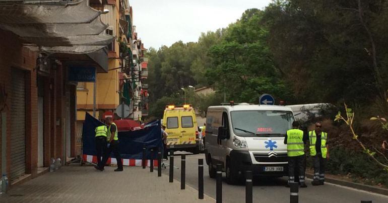 Mossos i Policia Local treballen al lloc del crim, al carrer Pietat, del barri de Can Vinader de Castelldefels