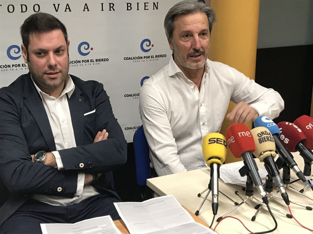 De izquierda a derecha, Iván Alonso y Pedro Muñoz, cabezas visibles de Coalición por el Bierzo