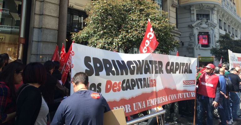 Manifestación de los trabajadores de UNIPAPEL frente a la sede Springwater Capital en la Gran Vía de Madrid