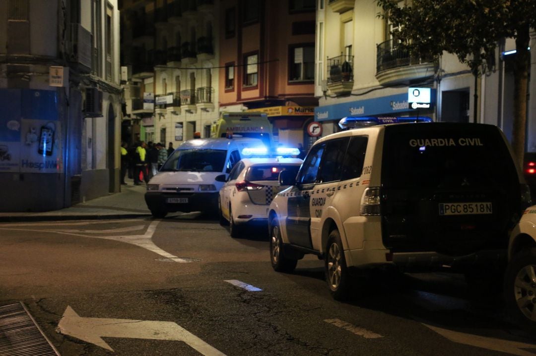 Momento del levantamiento del cadáver en la Plaza de España de Don Benito