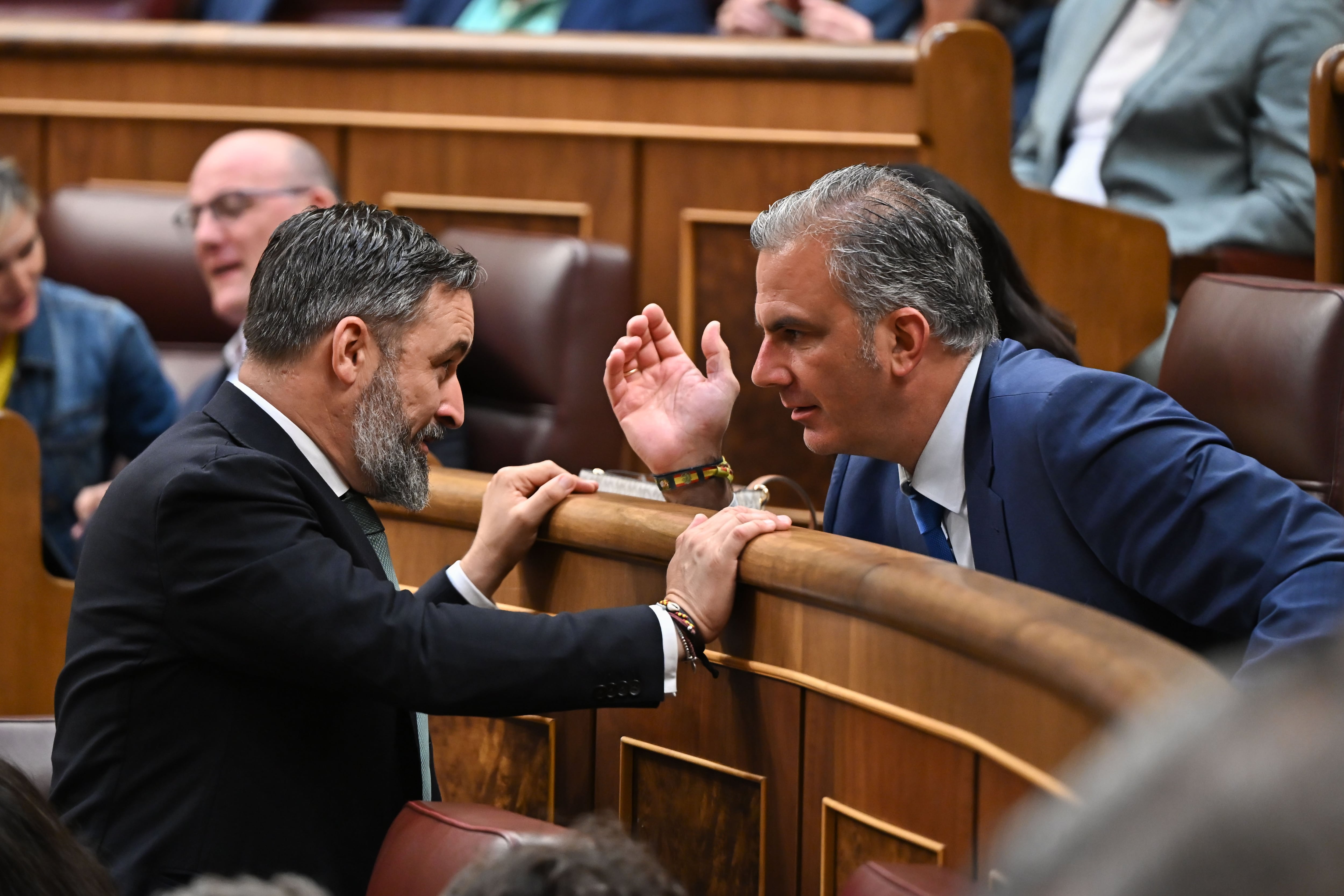 El líder de Vox, Santiago Abascal, conversa con Javier Ortega Smith en una imagen de archivo