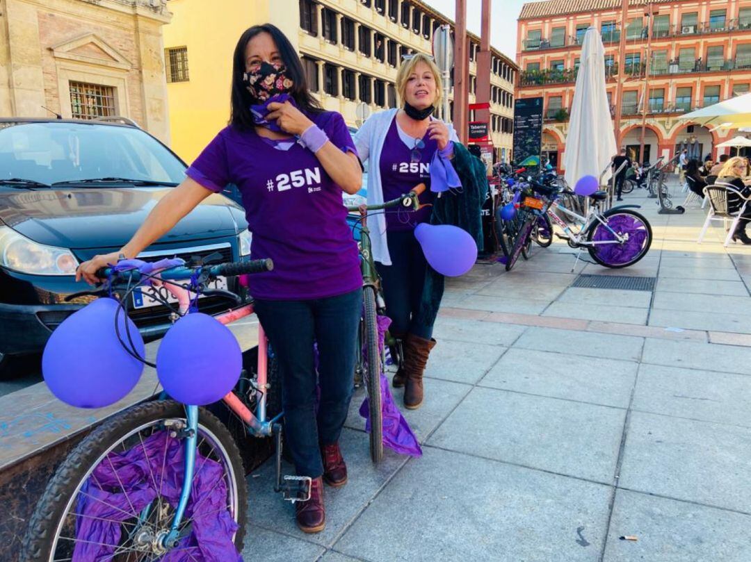 Final de la marcha en bici en la plaza de La Corredera