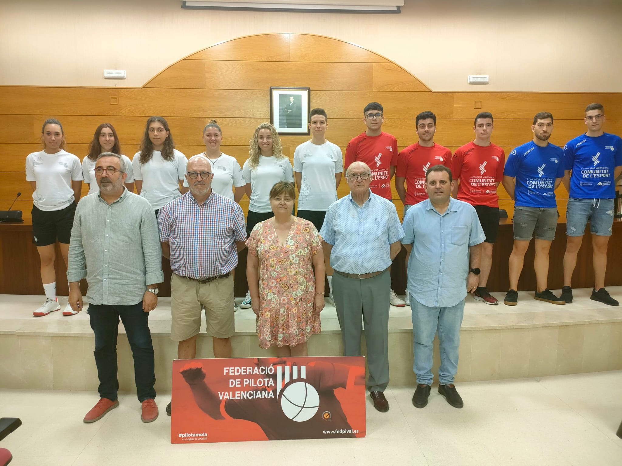 Deportistas y autoridades en la presentación del Trofeu