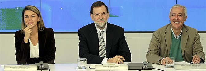 El líder del PP y próximo presidente del Gobierno, Mariano Rajoy,  junto a la secretaria general del partido, Dolores de Cospedal, y el presidente del PP de Andalucía, Javier Arenas, durante la reunión que ha mantenido con los presidentes autonómicos de s