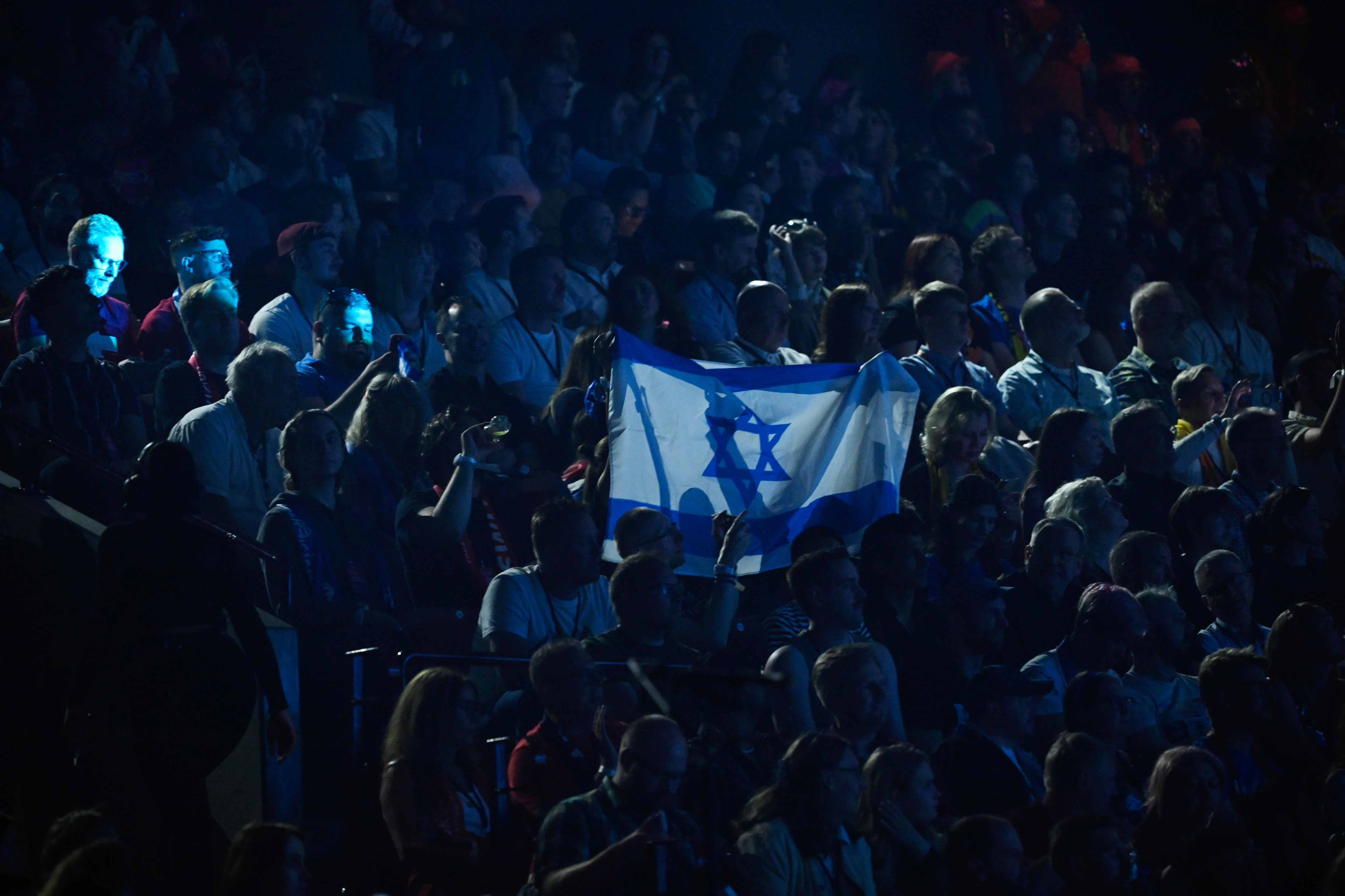 Un grupo de fan sujetan una bandera de Israel durante la actuación del país en la semifinal de Eurovisión. 