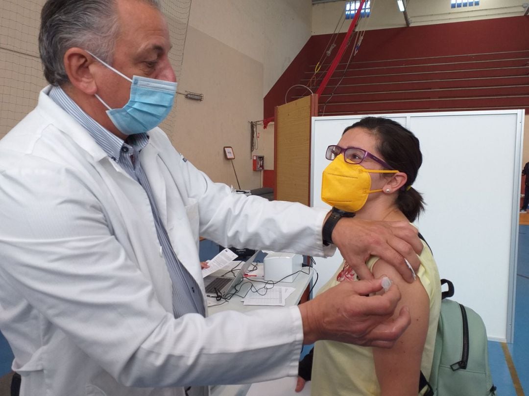 Una joven recibiendo la segunda dosis de la vacuna contra el coronavirus. 