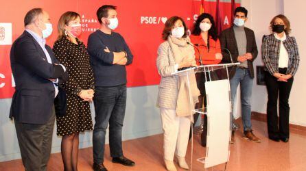 Parte de las ejecutivas local y provincial de los socialistas albaceteños junto a Carmen Calvo