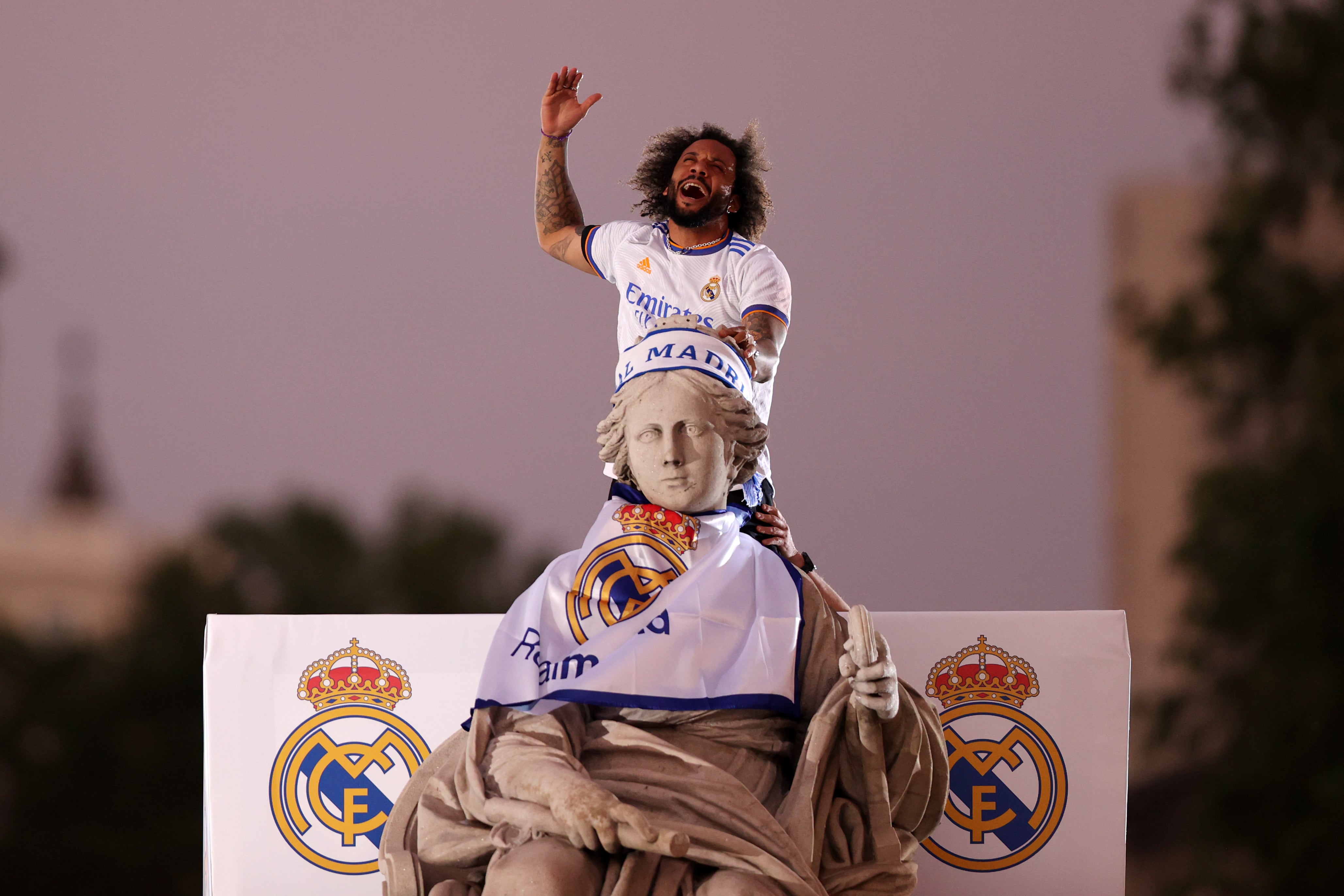 Marcelo, jugador del Real Madrid, celebrando en la Plaza de Cibeles la trigésimo quinta Liga del conjunto blanco