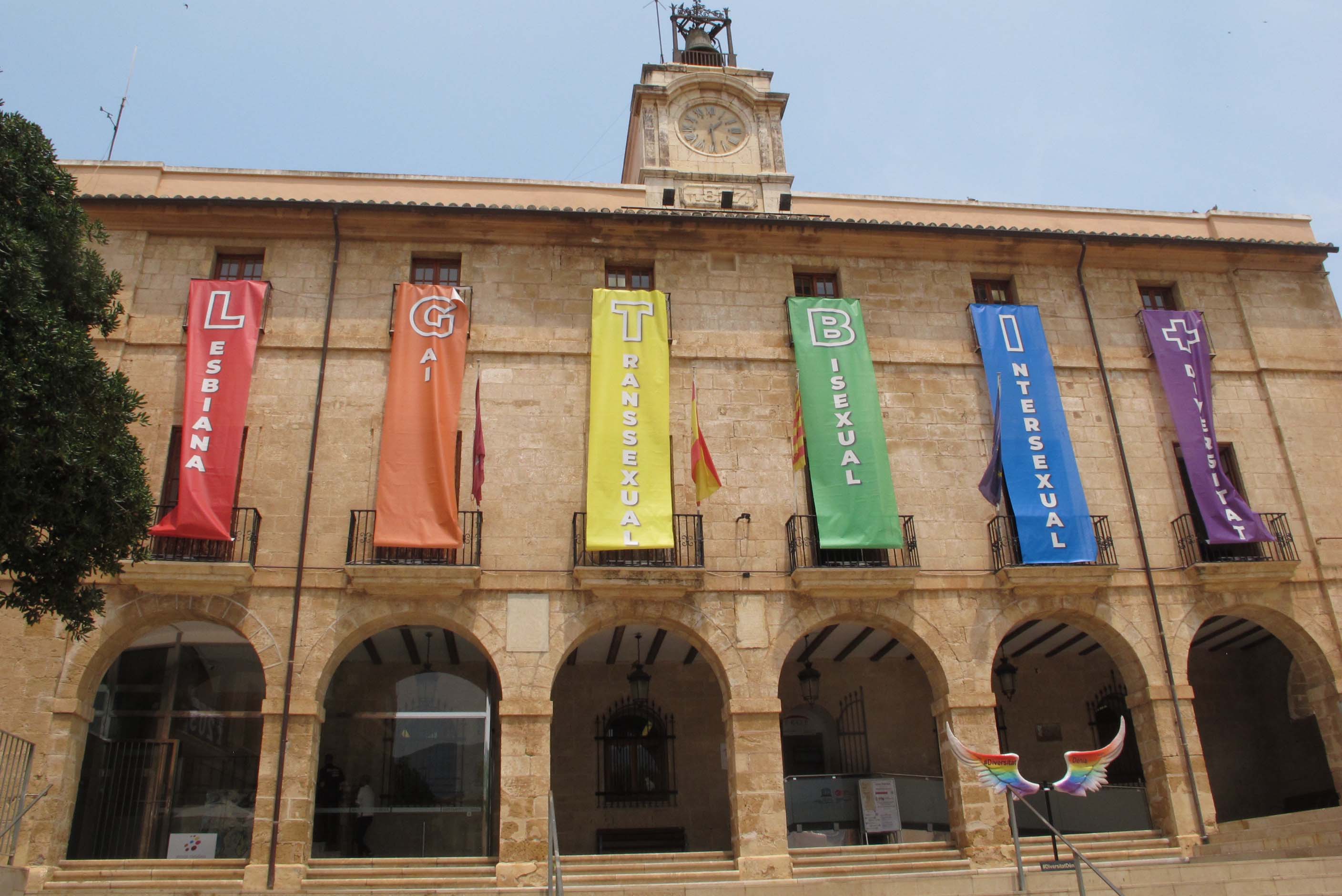 Banderolas colgando desde los balcones del edificio consistorial de Dénia.