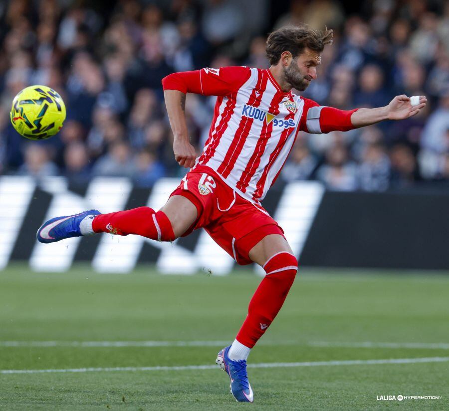 Leo Baptistao en una jugada del Castellón-Almería.