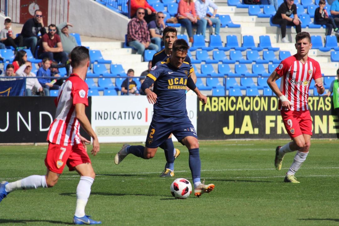 Gurdiel sacando el balón desde la defensa