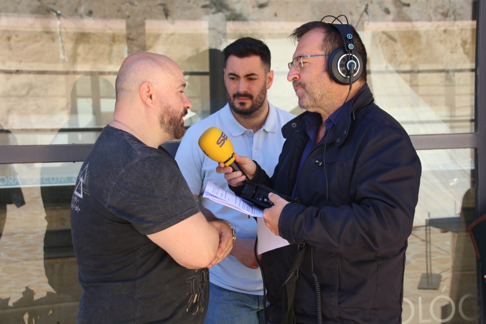 El periodista de Radio Lorca, Miguel Meroño con el edil de Cultura, Ginés Muñoz Soto y el concejal de festejos, David Ruano