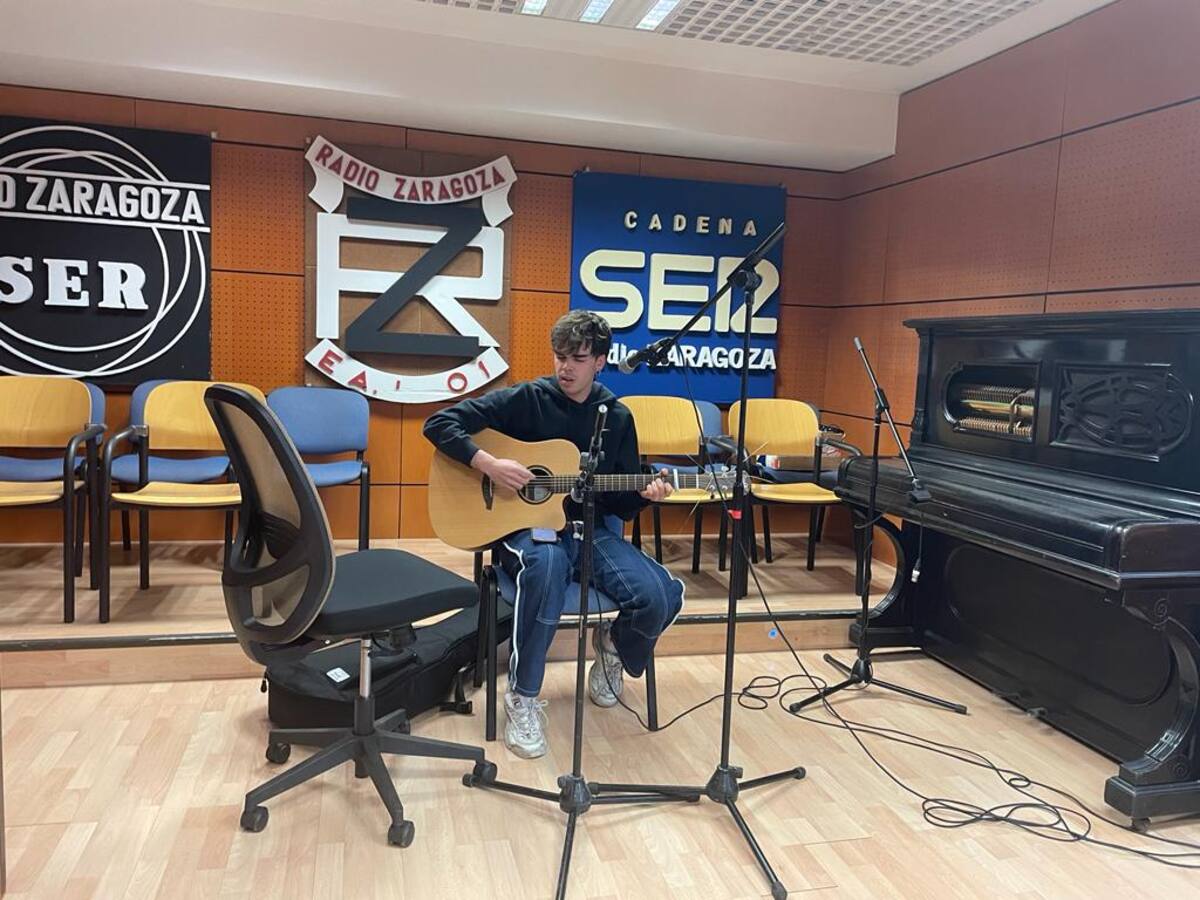El cantante Arey ha mostrado su faceta sensible e íntima en la sección 'Los Músicos no Madrugan' de Hoy por Hoy Zaragoza - 22/03/2023