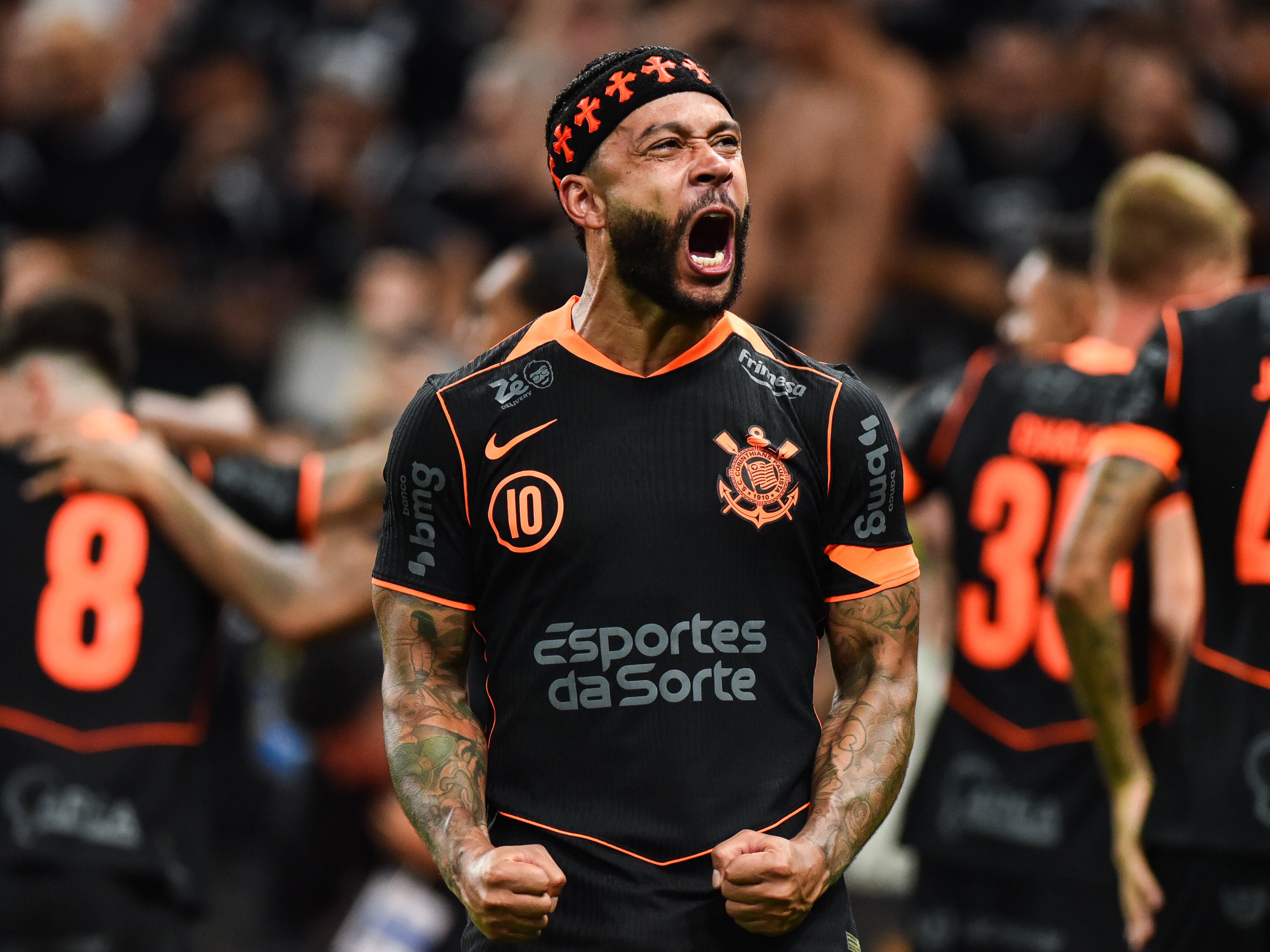 Memphis Depay celebra la victoria de Corinthians en semifinales de la Copa de Brasil