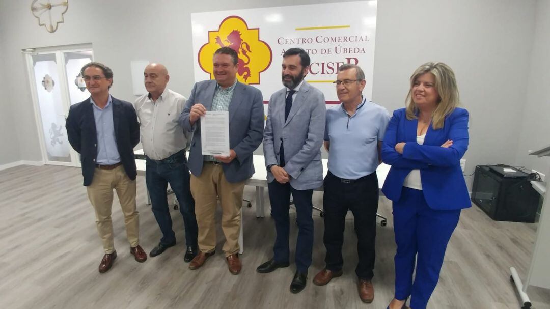 Entrega del distintivo en las instalaciones de Alciser en la Estación de Autobuses de Úbeda