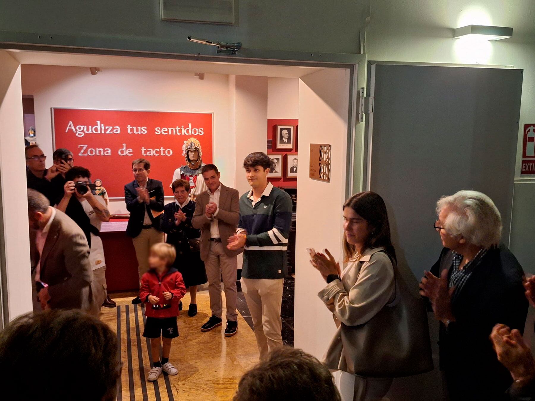 Los hijos de José Pascual han sido los encargados de descubrir la placa conmemorativa dedicada a su padre