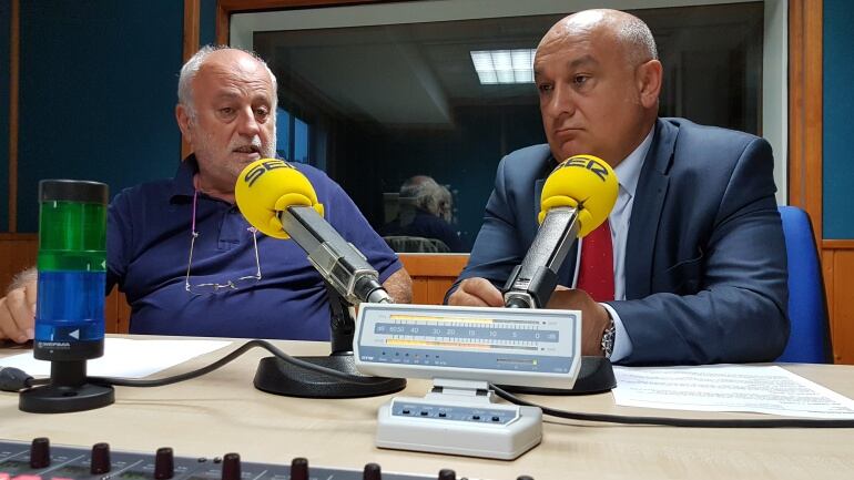 Javier Gómez Acebo y Miguel del Río durante la tertulia de la Ventana de Cantabria