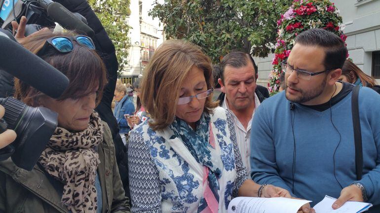 La exconcejala de Urbanismo de Granada, Isabel Nieto, en una rueda de prensa en la Plaza del Carmen este martes