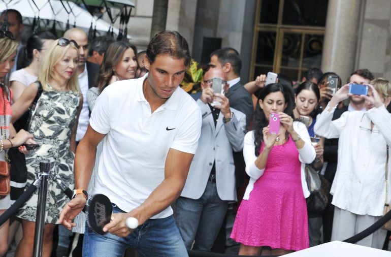 Nadal juega al ping pong en un evento en Nueva York