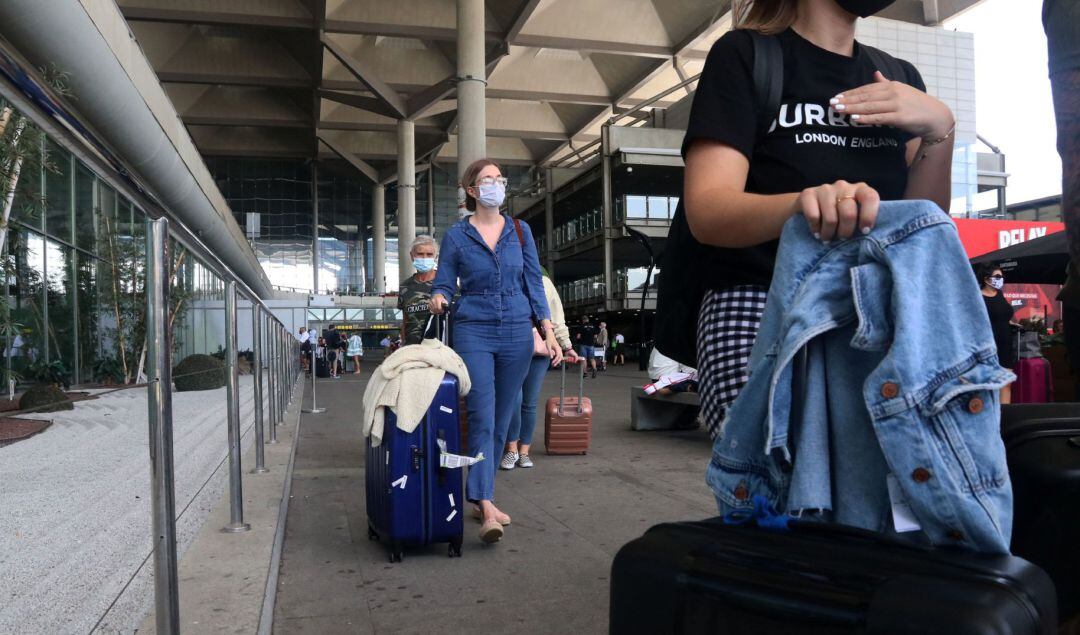 Turistas británicos llegando al aeropuerto de Málaga.