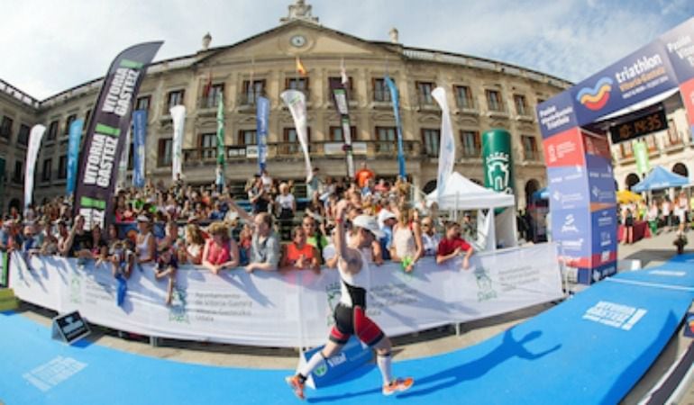 Llegada a meta en la edición de 2014 de Triatlón Vitoria