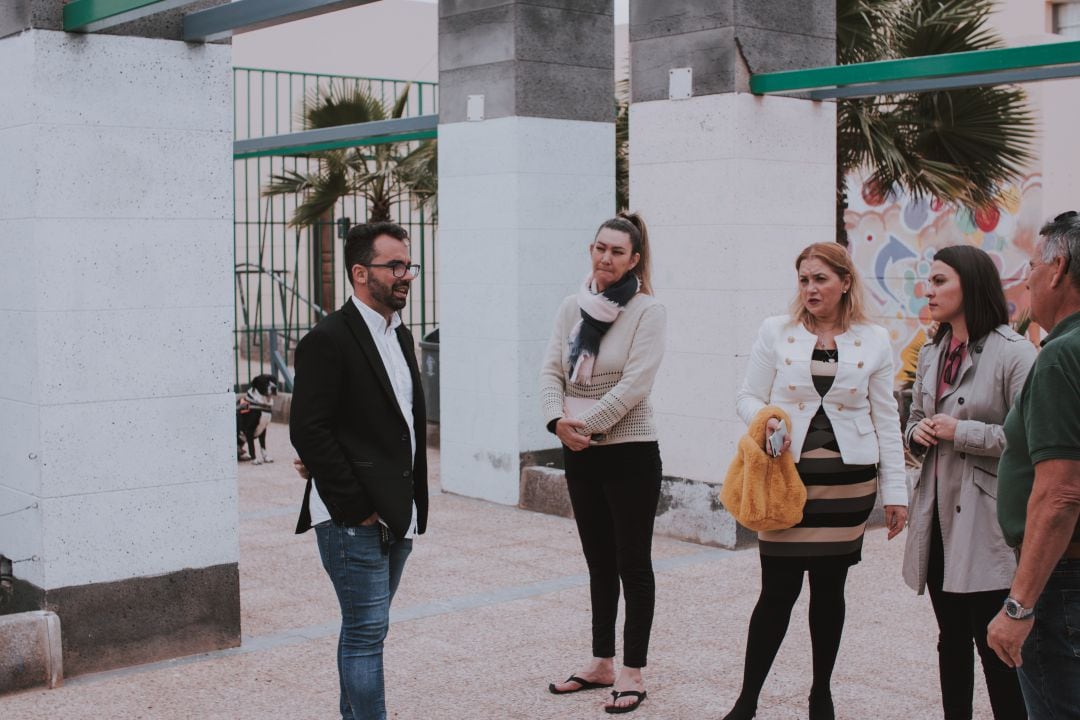 Visita de la Directora General de Vivienda del Gobierno de Canarias, Pino De León, junto a Echedey Eugenio y Migdalia Machín.