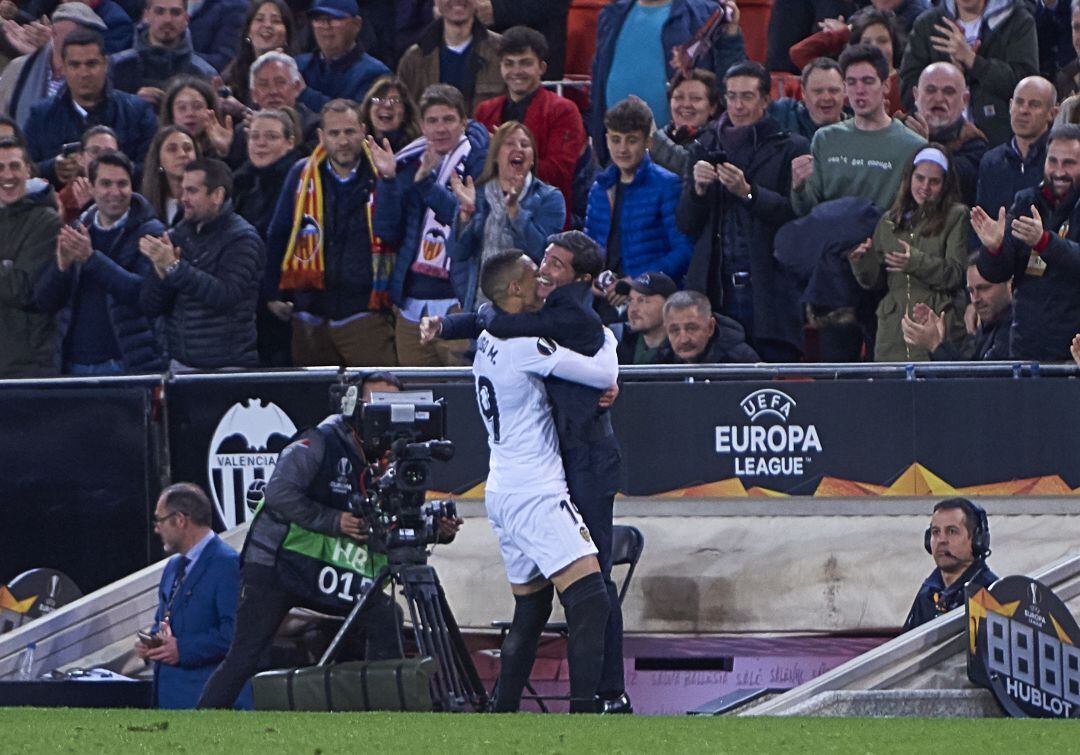 Rodrigo y Marcelino celebran un gol en Mestalla