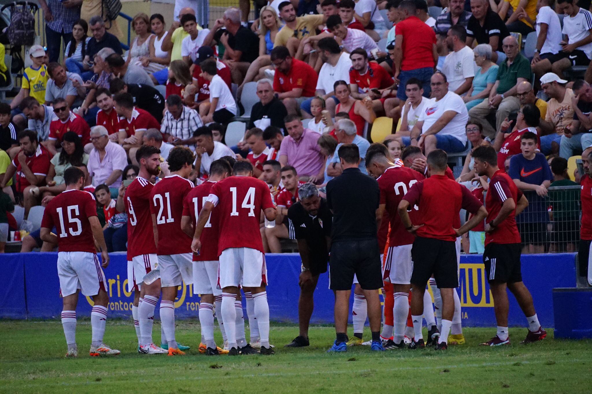 Momento de la charla de Munúa durante el partido del Real Murcia contra el Orihuela