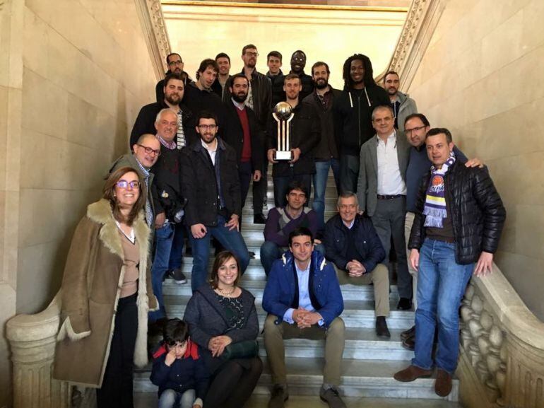 Posada en las escaleras del Ayuntamiento con la copa de campeones