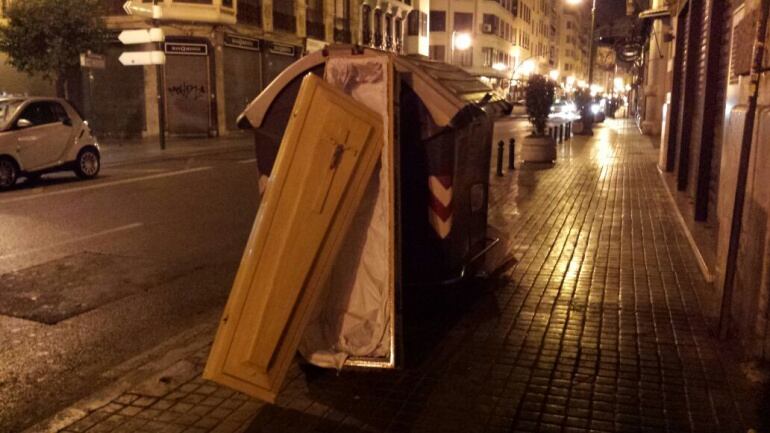 Ataúd depositado junto a un contenedor en pleno centro de Valencia