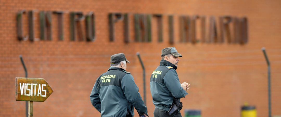 Guardias civiles ante la prisión de Teixeiro