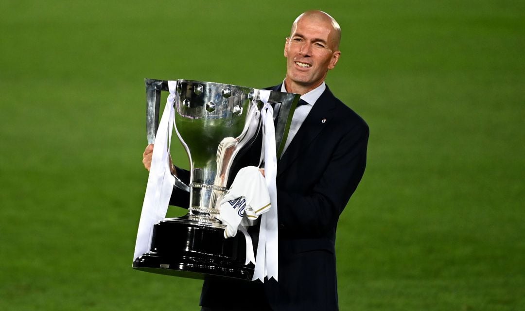 Zinedine Zidane, con el trofeo de la Liga 2019-20.