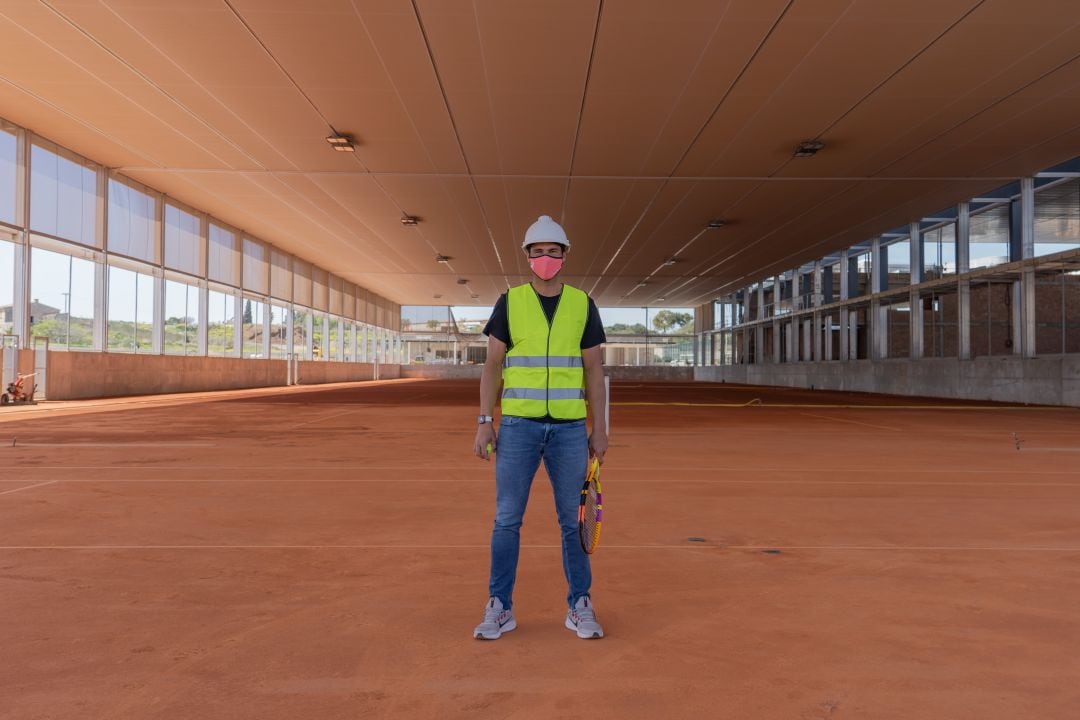 Rafa Nadal visita las obras de su academia.