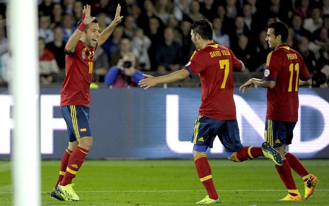 El lateral celebra con Villa y Pedro su tanto en el partido ante Finlandia en el partido de clasificación para el Mundial 2014.