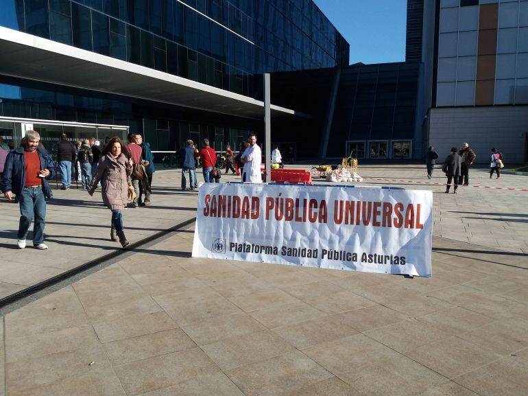 Acción reivindicativa ante el HUCA en exigencia de soluciones para las listas de espera