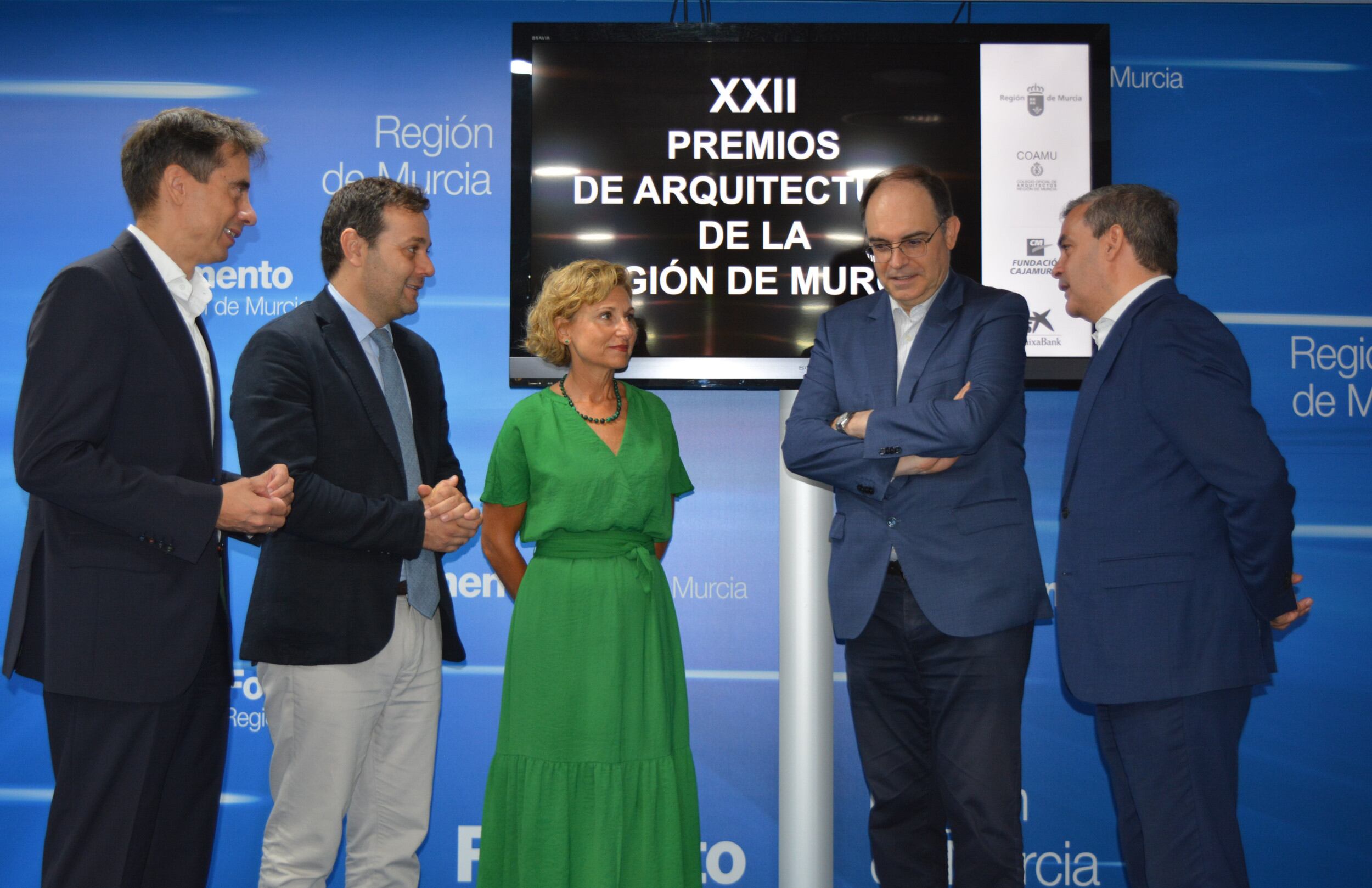 (1) El director general de Territorio y Arquitectura, Jaime Pérez Zulueta (2i), junto a la decana del Colegio de Arquitectos de la Región de Murcia, María José Peñalver; el director general de la Fundación Cajamurcia, Pascual Martínez (2d); y los directores de Banca de Instituciones y de Centro de Instituciones Caixabank Región de Murcia, Federico Ros (1d) y Antonio Francisco García (1i), respectivamente, dieron a conocer el fallo del jurado de los XXII Premios de Arquitectura de la Región de Murcia. Y (2) Jaime Pérez Zulueta durante la presentación del fallo del jurado de los XXII Premios de Arquitectura de la Región de Murcia