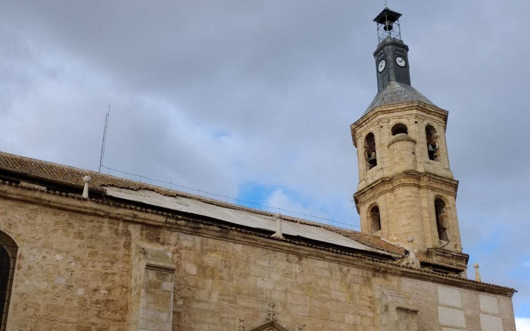 Parte del tejado de la Iglesia de la Asunción se ha derrumbado, en la noche de este miércoles 