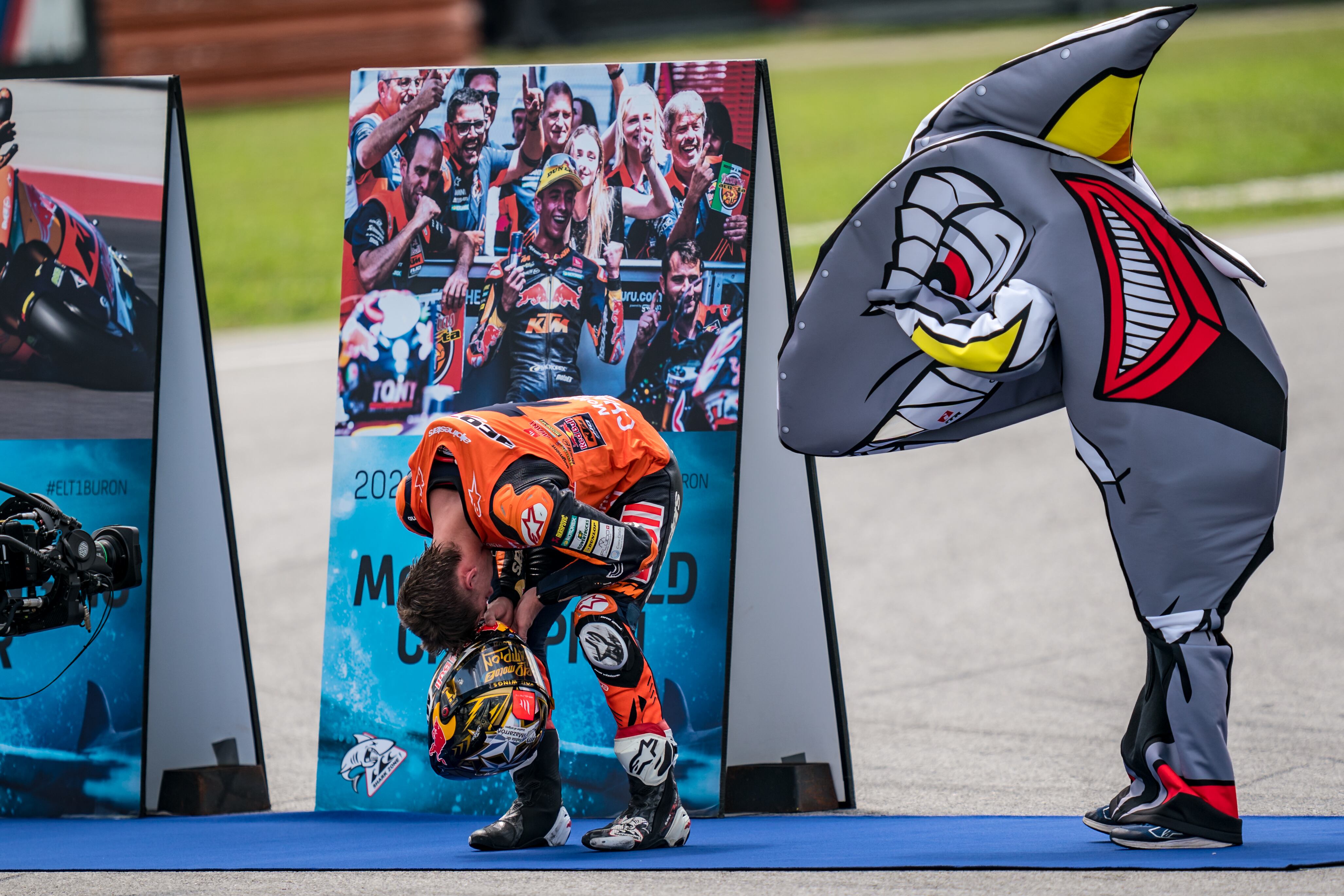 Pedro Acosta celebra sobre la pista de Malasia el título de Moto2. (Steve Wobser/Getty Images)