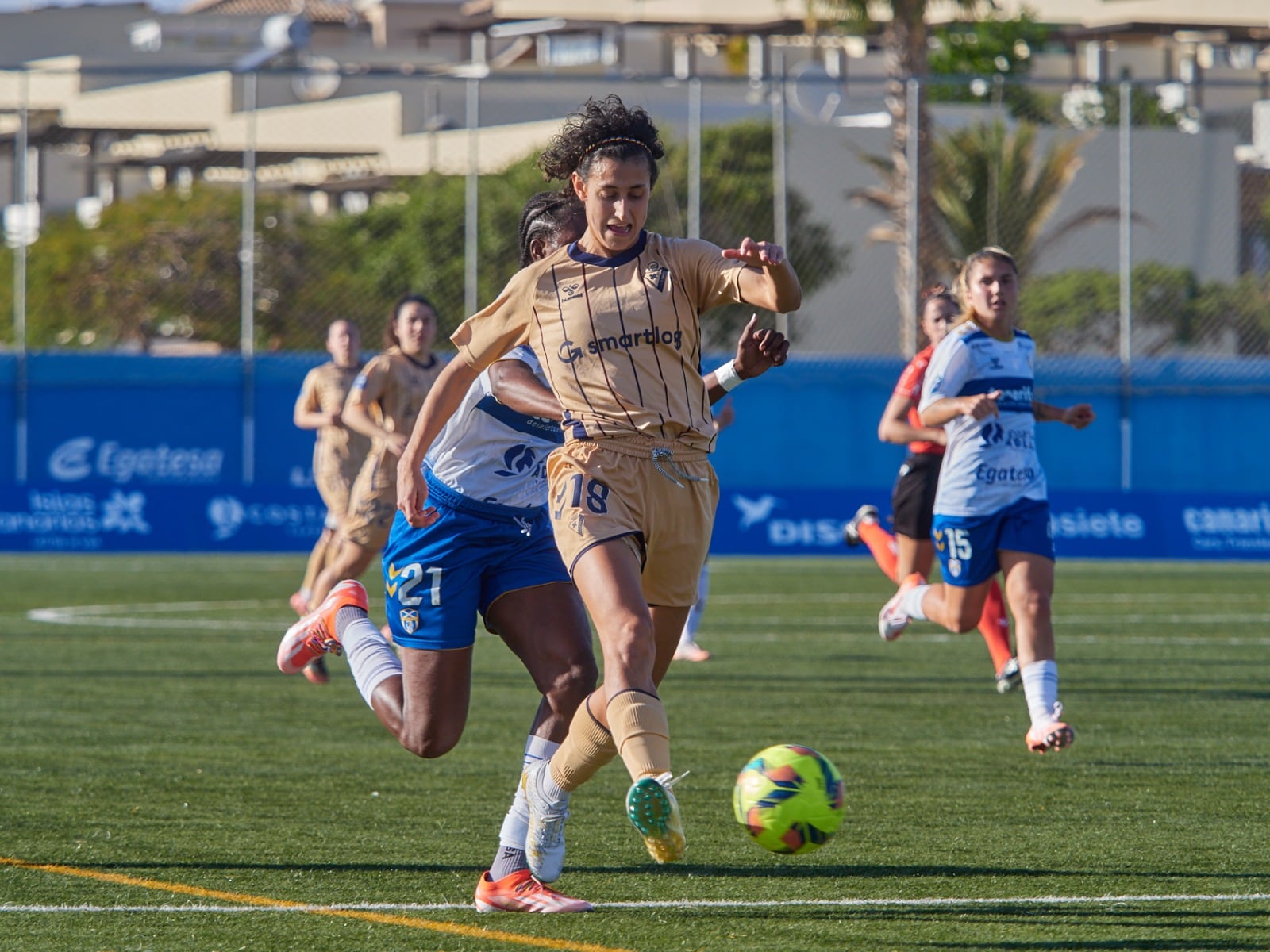 Elba Vergés controla el balón en Tenerife / Foto: SD Eibar